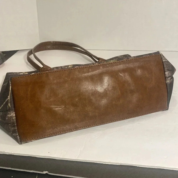 Camo Gator Handbag. With Inside Zip Pocket. Some Scuffing On Straps. - Picture 3 of 9